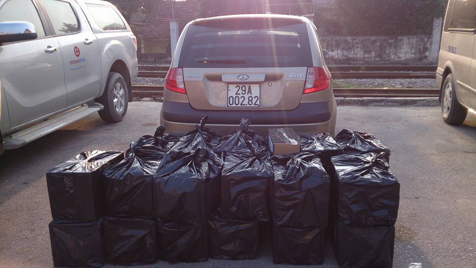 Hà Nội: Phát hiện nhiều thùng Chivas không nguồn gốc trên xe ô tô - Ảnh 1