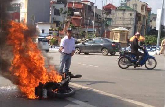 Hà Nội: Đang lưu thông, xe máy bốc cháy dữ dội - Ảnh 1