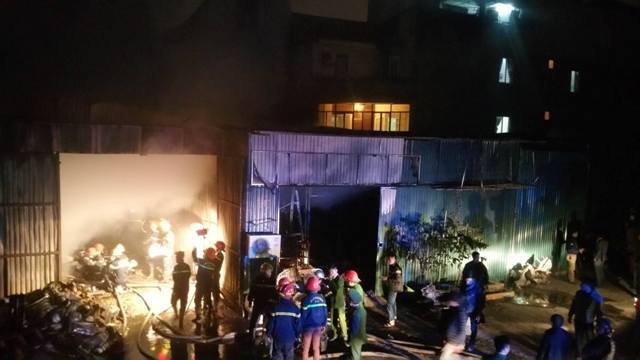 Cháy dữ dội tại kho hàng ở phố Minh Khai - Ảnh 4