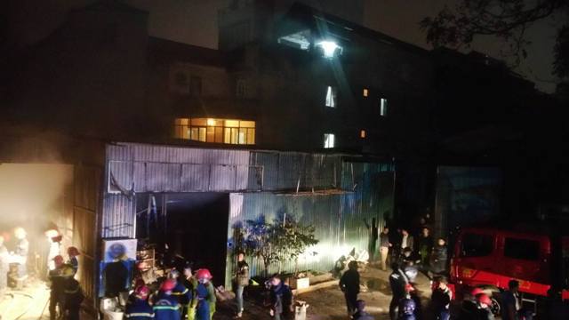 Cháy dữ dội tại kho hàng ở phố Minh Khai - Ảnh 5