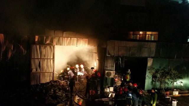 Cháy dữ dội tại kho hàng ở phố Minh Khai - Ảnh 6