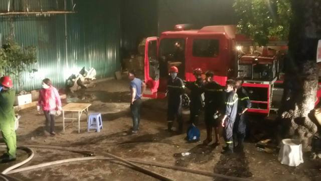 Cháy dữ dội tại kho hàng ở phố Minh Khai - Ảnh 8