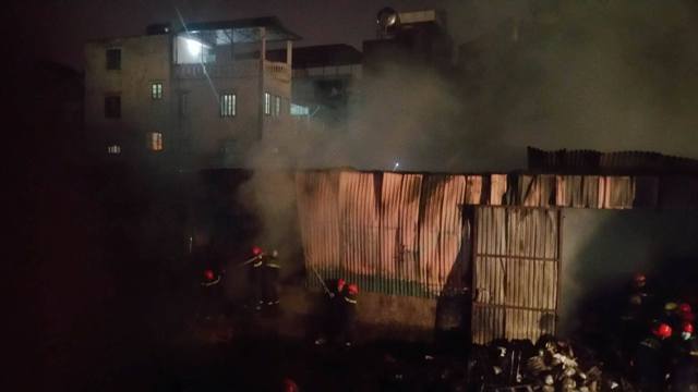 Cháy dữ dội tại kho hàng ở phố Minh Khai - Ảnh 10