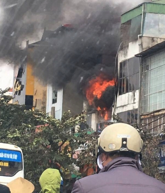 Hà Nội: Cháy lớn tại ngôi nhà 2 tầng trên đường Giải Phóng - Ảnh 1