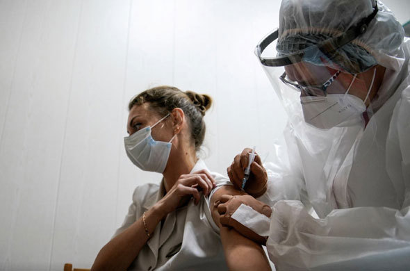 Moscow bắt đầu tiêm vaccine Sputnik V: 5.000 người đăng ký trong 5 giờ đầu tiên - Ảnh 1