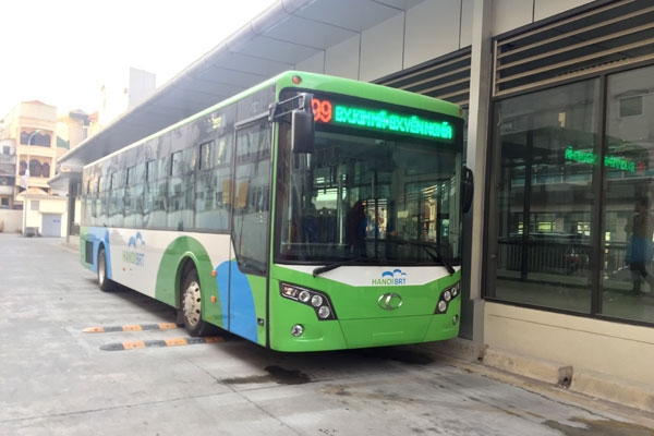 Hành khách hài lòng với buýt nhanh Kim Mã -Yên Nghĩa - Ảnh 1