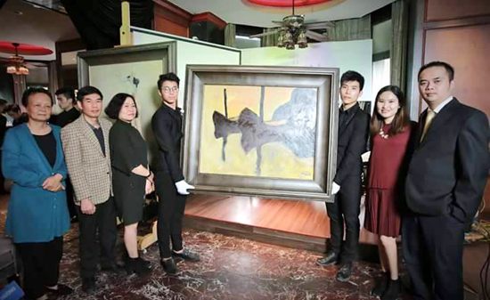 Bức tranh “Cô gái Thỏ” được bán với giá 25.000 USD - Ảnh 1