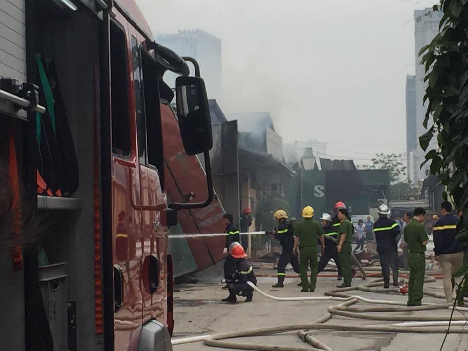 Hà Nội: Cháy lớn tại kho hàng trên đường Phạm Hùng - Ảnh 6
