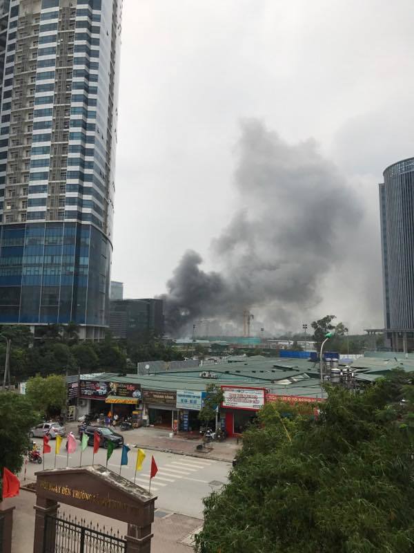 Hà Nội: Cháy lớn tại kho hàng trên đường Phạm Hùng - Ảnh 2