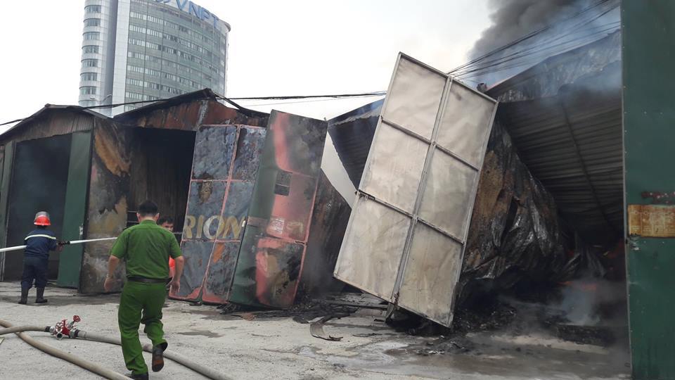 Đã dập tắt đám cháy nhà kho trên đường Phạm Hùng - Ảnh 2