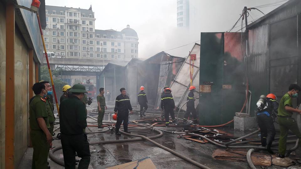 Đã dập tắt đám cháy nhà kho trên đường Phạm Hùng - Ảnh 4