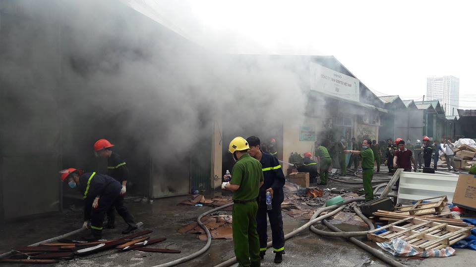 Đã dập tắt đám cháy nhà kho trên đường Phạm Hùng - Ảnh 3