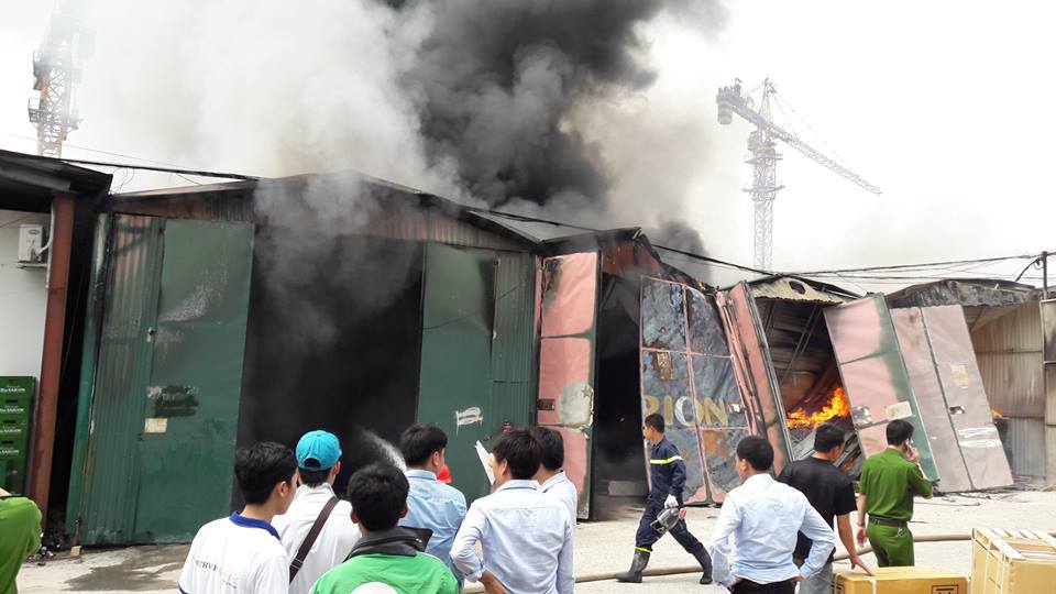 Đã dập tắt đám cháy nhà kho trên đường Phạm Hùng - Ảnh 1