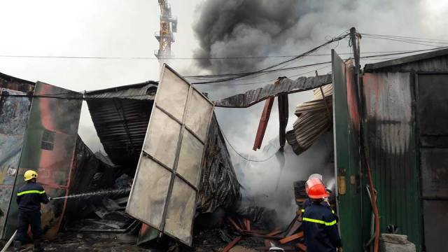 Đã dập tắt đám cháy nhà kho trên đường Phạm Hùng - Ảnh 5