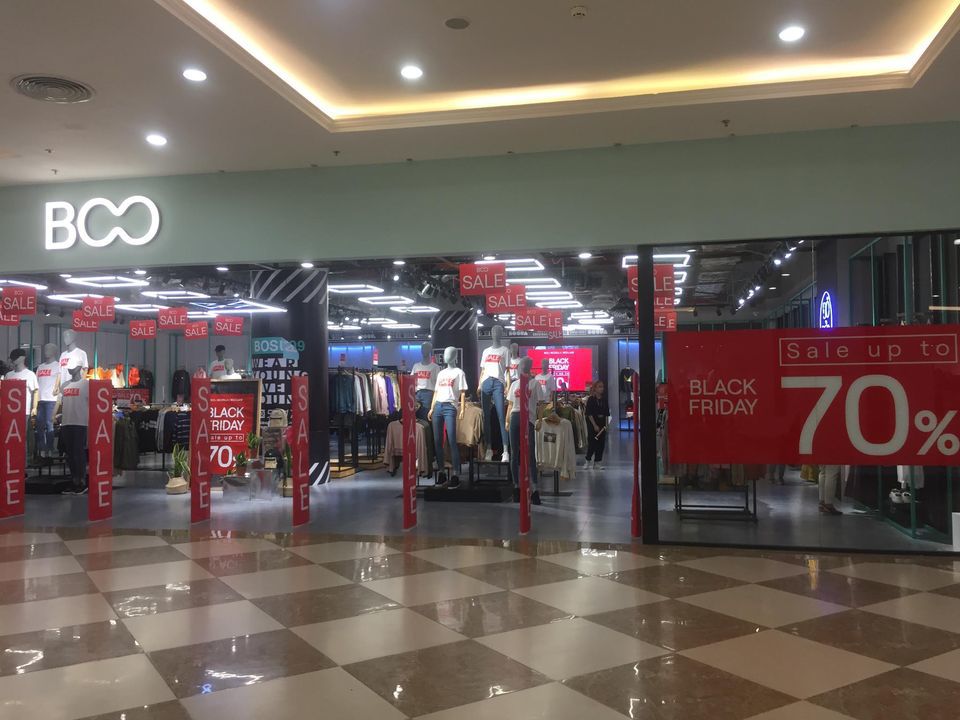 [Ảnh] Hà Nội: Các cửa hàng đồng loạt treo biển giảm giá khủng vào ngày Black Friday - Ảnh 1