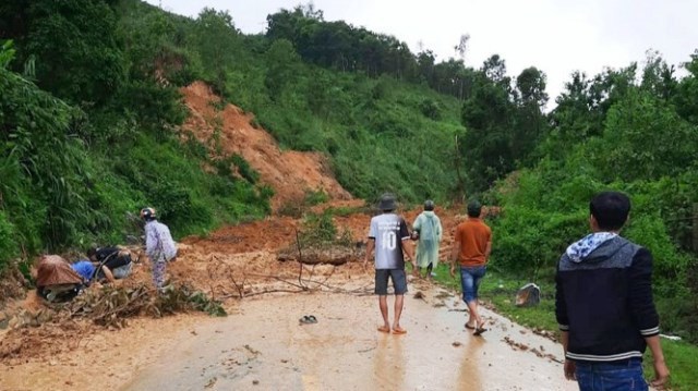 Tai nạn giao thông mới nhất hôm nay 12/11: Truy tìm xe đầu kéo cán chết người trong đêm rồi bỏ trốn - Ảnh 2