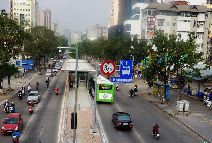 Nhiều phương tiện vẫn vô tư lấn làn BRT - Ảnh 2