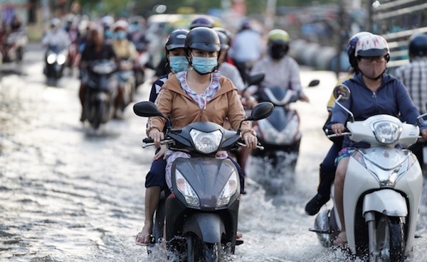TP Hồ Chí Minh: Triều cường tiếp tục dâng cao, người dân chật vật lưu thông trên đường - Ảnh 2