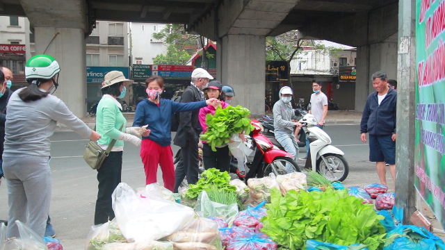 [Ảnh] Người dân Hà Nội nhiệt tình tham gia chương trình hỗ trợ nông dân Mê Linh tiêu thụ nông sản do Báo Kinh tế và Đô thị tổ chức - Ảnh 3