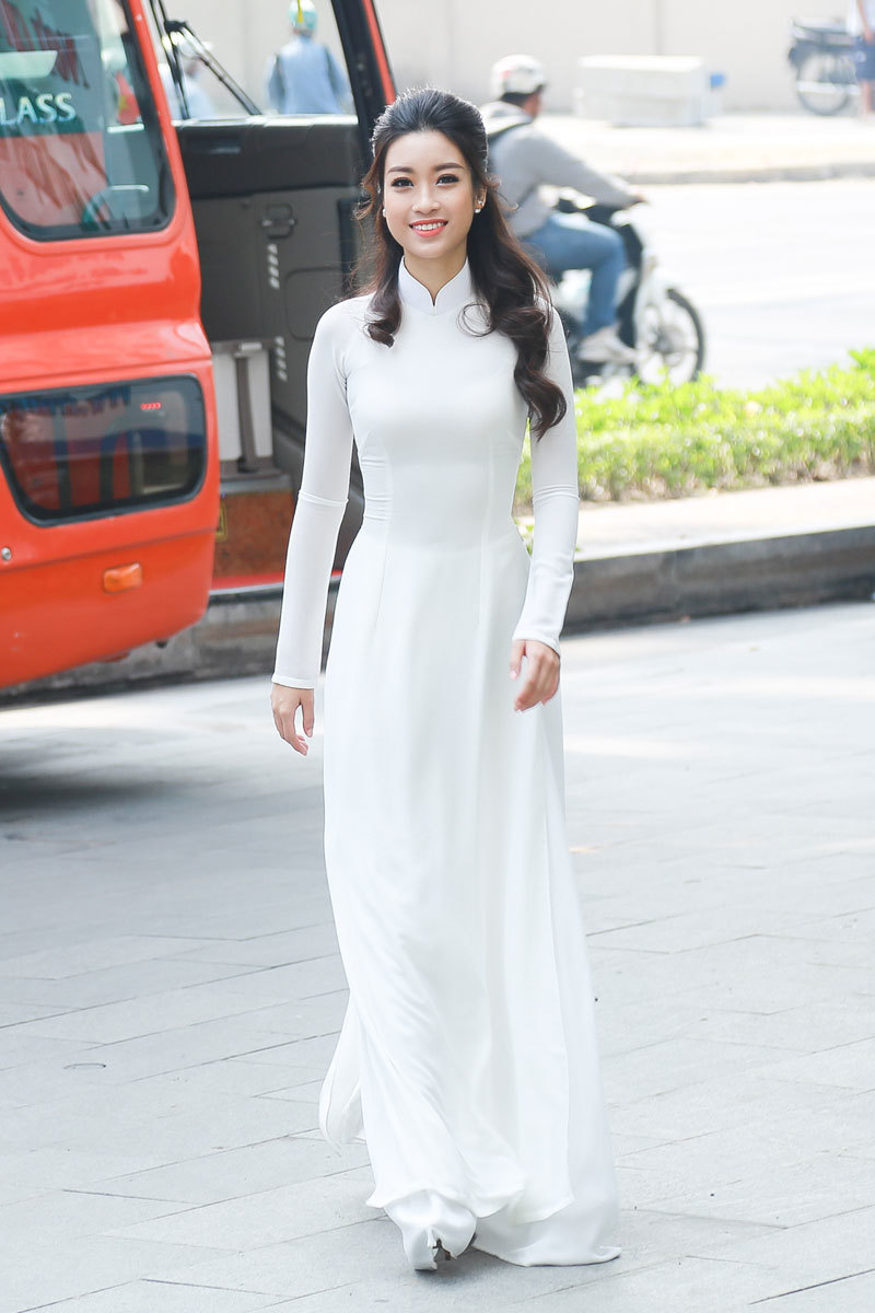 Hoa hậu Mỹ Linh khoe vẻ đẹp tinh khôi, dịu dàng - Ảnh 1