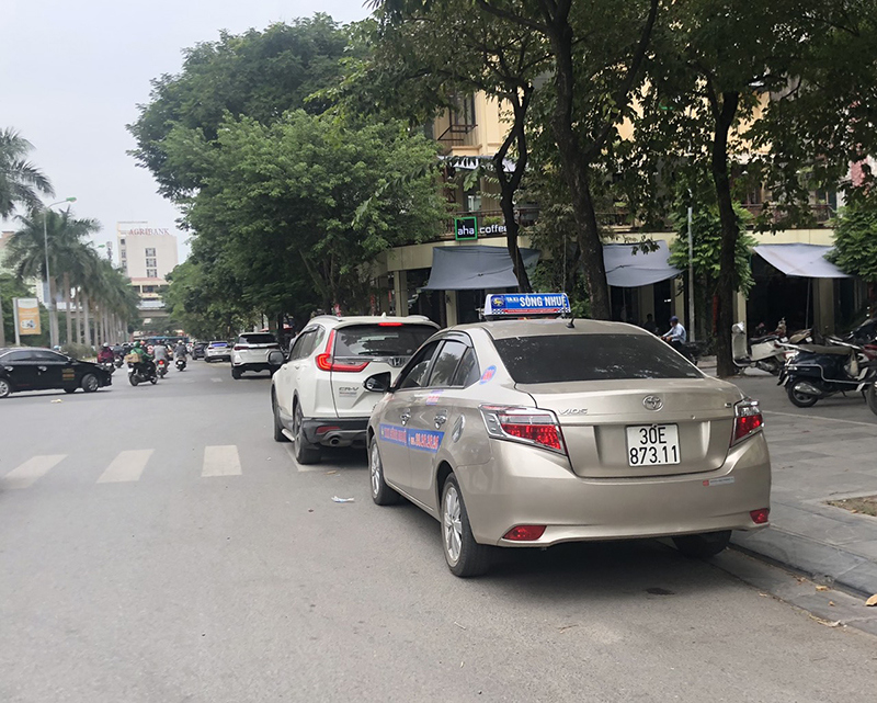 Ô tô dừng đỗ tràn lan tại đường Nguyễn Khuyến, quận Hà Đông - Ảnh 1