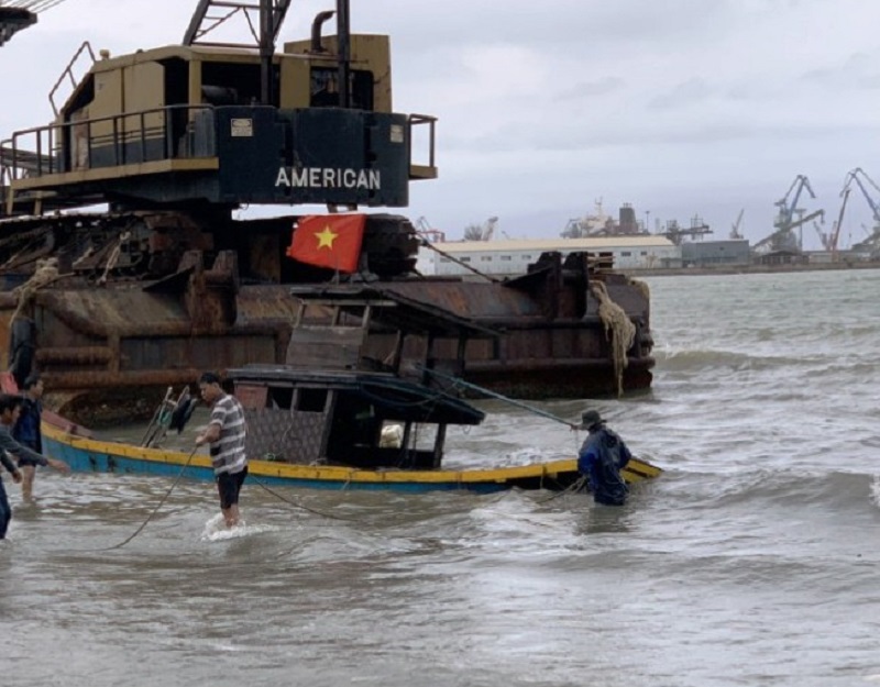 Quảng Ngãi: Hàng loạt tàu thuyền bị hư hại bởi sà lan trôi dạt - Ảnh 1
