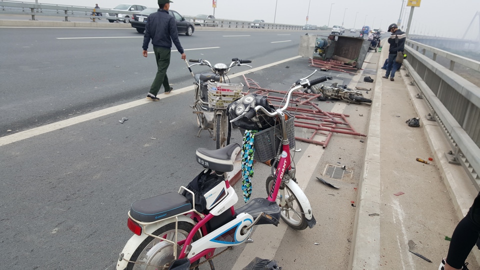 Xe đâm liên hoàn trên cầu Nhật Tân, 2 cô gái bị thương nặng - Ảnh 3