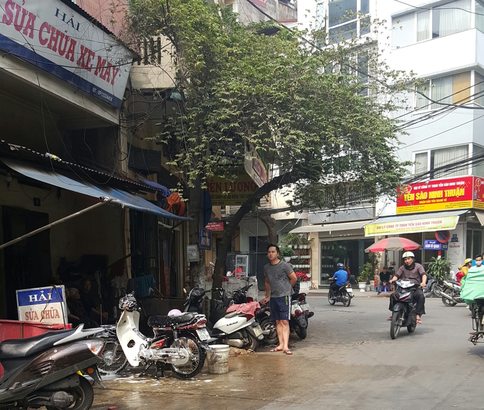 Nhiều vi phạm trật tự đô thị trên phố Vọng Hà, Hàm Tử Quan - Ảnh 7