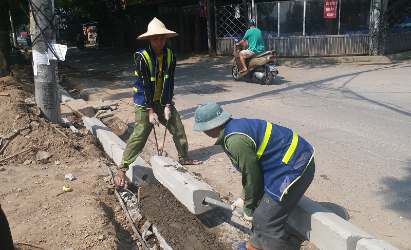 Hà Nội: Yêu cầu các quận, huyện lựa chọn đúng vật tư lát vỉa hè - Ảnh 1