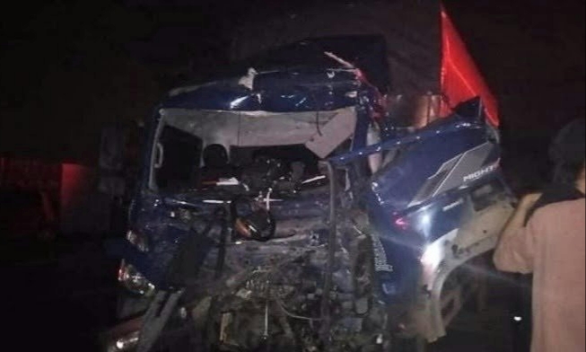 Hà Nội: Tai nạn trên đường Cienco5, cảnh sát cưa cabin đưa thi thể tài xế ra ngoài - Ảnh 1