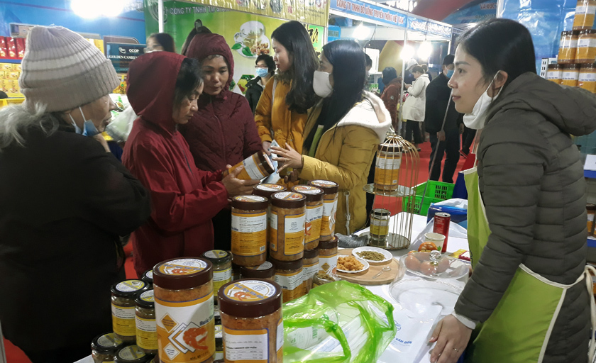 Khai mạc Tuần giới thiệu sản phẩm thủy sản, OCOP và xúc tiến du lịch Quảng Ninh tại Hà Nội - Ảnh 1