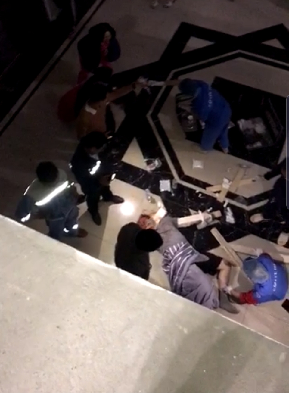 Hà Nội: Ngã từ thang máy ở chung cư Hoàng Huy, 1 người bị thương nặng - Ảnh 3