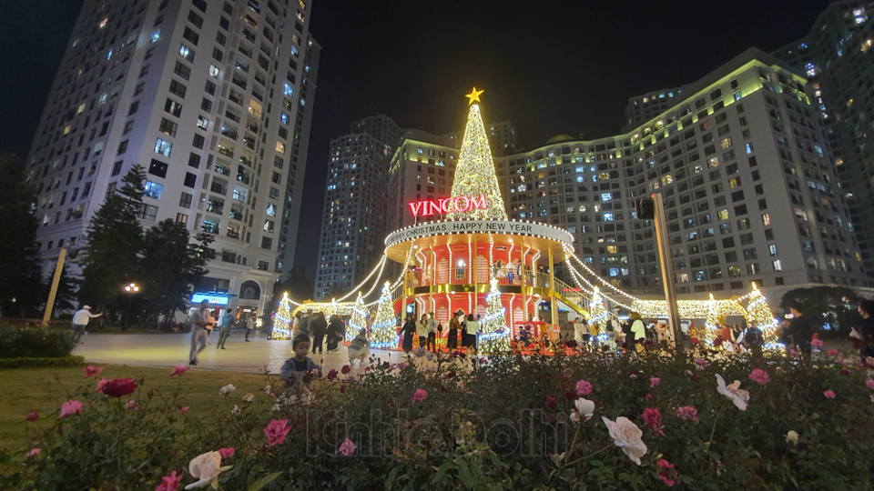 [Ảnh] Hà Nội: Các trung tâm thương mại trang hoàng lộng lẫy trước thềm Giáng sinh 2020 - Ảnh 18