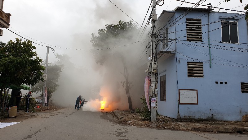 Hà Nội: Cứu nhiều người mắc kẹt trong đám cháy giả định ở Cụm công nghiệp làng nghề Tân Hội - Ảnh 2
