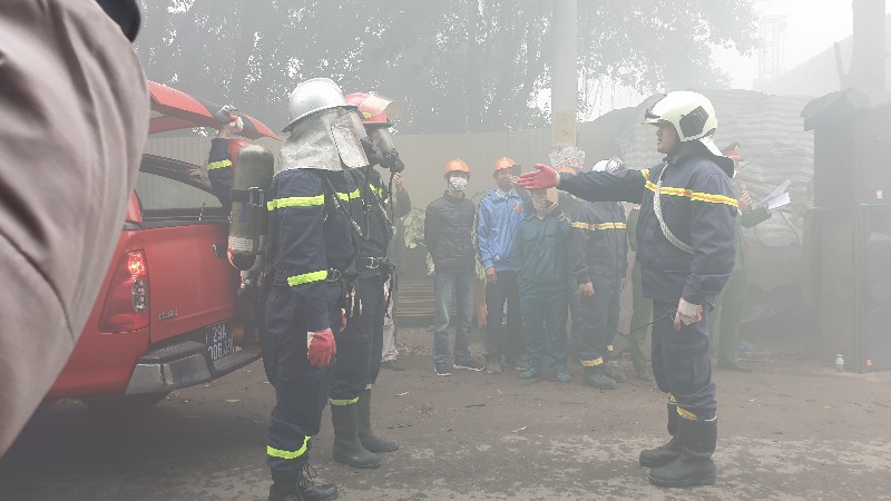 Hà Nội: Cứu nhiều người mắc kẹt trong đám cháy giả định ở Cụm công nghiệp làng nghề Tân Hội - Ảnh 4