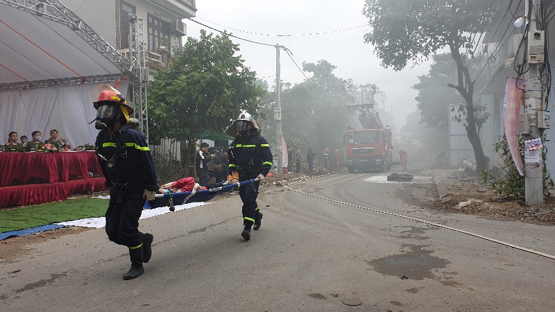 Hà Nội: Cứu nhiều người mắc kẹt trong đám cháy giả định ở Cụm công nghiệp làng nghề Tân Hội - Ảnh 7