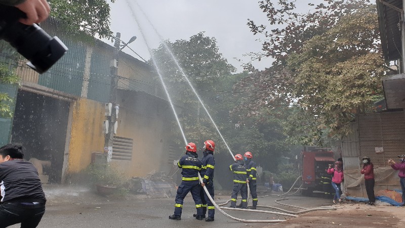 Hà Nội: Cứu nhiều người mắc kẹt trong đám cháy giả định ở Cụm công nghiệp làng nghề Tân Hội - Ảnh 6