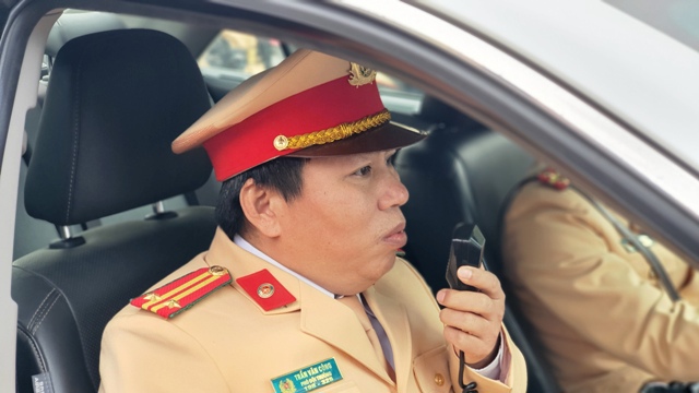 Hà Nội: Cảnh sát dán thông báo phạt nguội xe dừng đỗ sai quy định - Ảnh 2