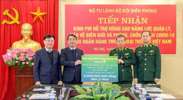 Vietcombank trao tặng 5 tỷ đồng hỗ trợ Bộ đội biên phòng - Ảnh 1