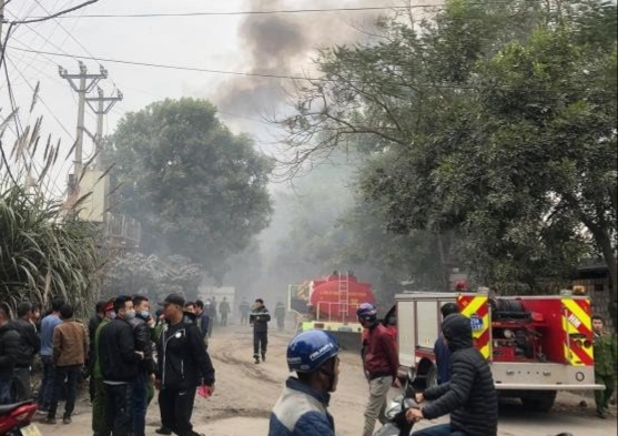 Cháy lớn tại bãi phế liệu, cột khói bốc cao ngút trời ở khu vực cầu Thanh Trì - Ảnh 3