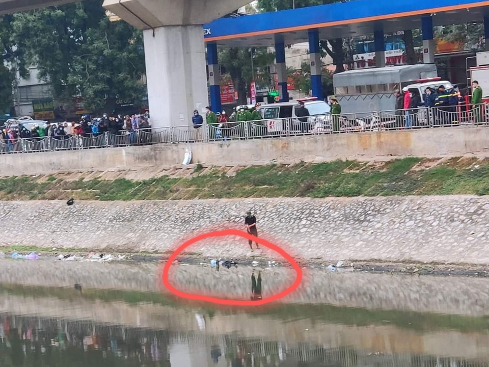 Hà Nội: Hốt hoảng phát hiện xác người dưới sông Tô Lịch - Ảnh 1