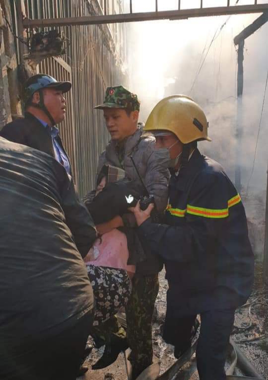 Kịp thời cứu nhiều người mắc kẹt trong đám cháy ở Lĩnh Nam - Ảnh 3
