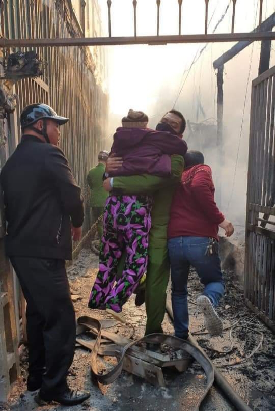 Kịp thời cứu nhiều người mắc kẹt trong đám cháy ở Lĩnh Nam - Ảnh 2