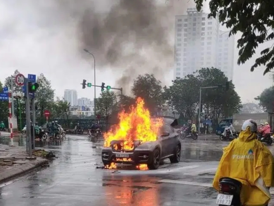 Điều tra làm rõ vụ cháy ô tô BMW trên phố Tố Hữu - Ảnh 1