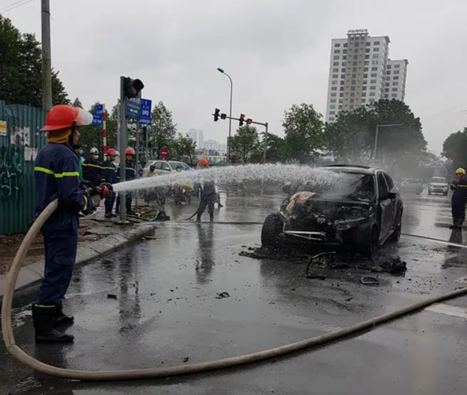 Điều tra làm rõ vụ cháy ô tô BMW trên phố Tố Hữu - Ảnh 2