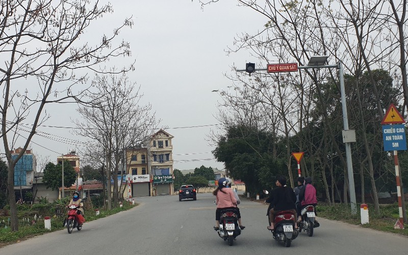 Ngoại thành Hà Nội người dân du Xuân "quên" đội mũ bảo hiểm - Ảnh 6
