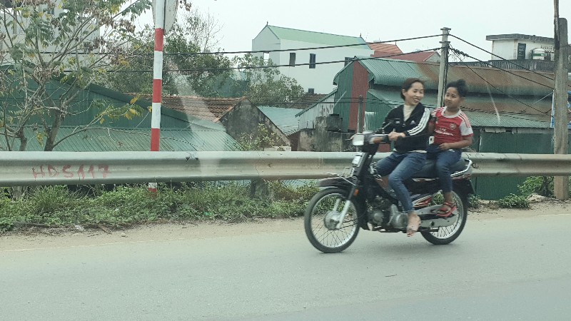 Ngoại thành Hà Nội người dân du Xuân "quên" đội mũ bảo hiểm - Ảnh 2