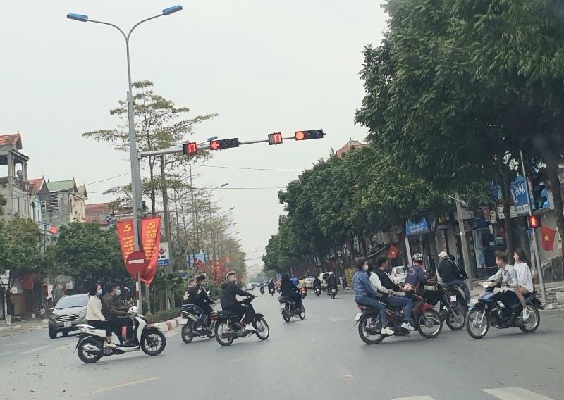 Ngoại thành Hà Nội người dân du Xuân "quên" đội mũ bảo hiểm - Ảnh 10