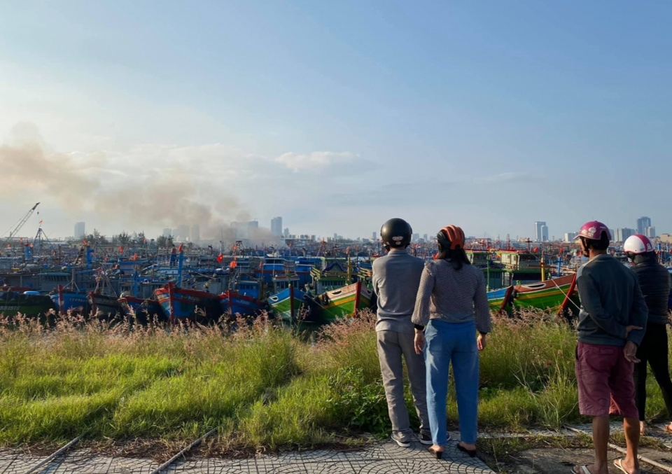 Đà Nẵng: Cháy ở âu thuyền Thọ Quang, 3 tàu bị thiệt hại nặng - Ảnh 1