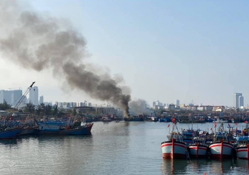 Đà Nẵng: Cháy ở âu thuyền Thọ Quang, 3 tàu bị thiệt hại nặng - Ảnh 2